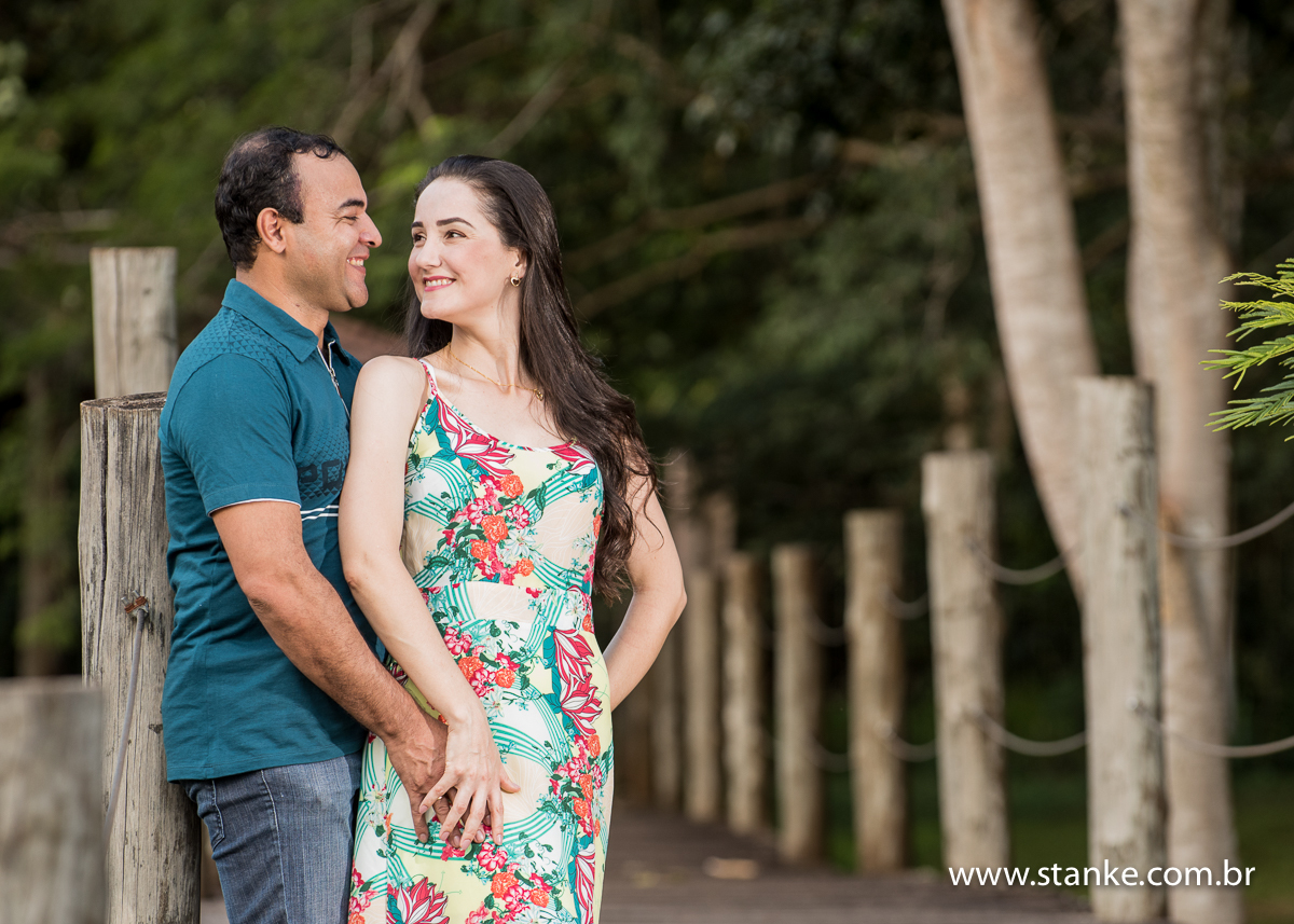 Michele e Edimar, ensaio externo, noivos se olhando e escontados. Parque das Nações Indígenas, Campo Grande-MS