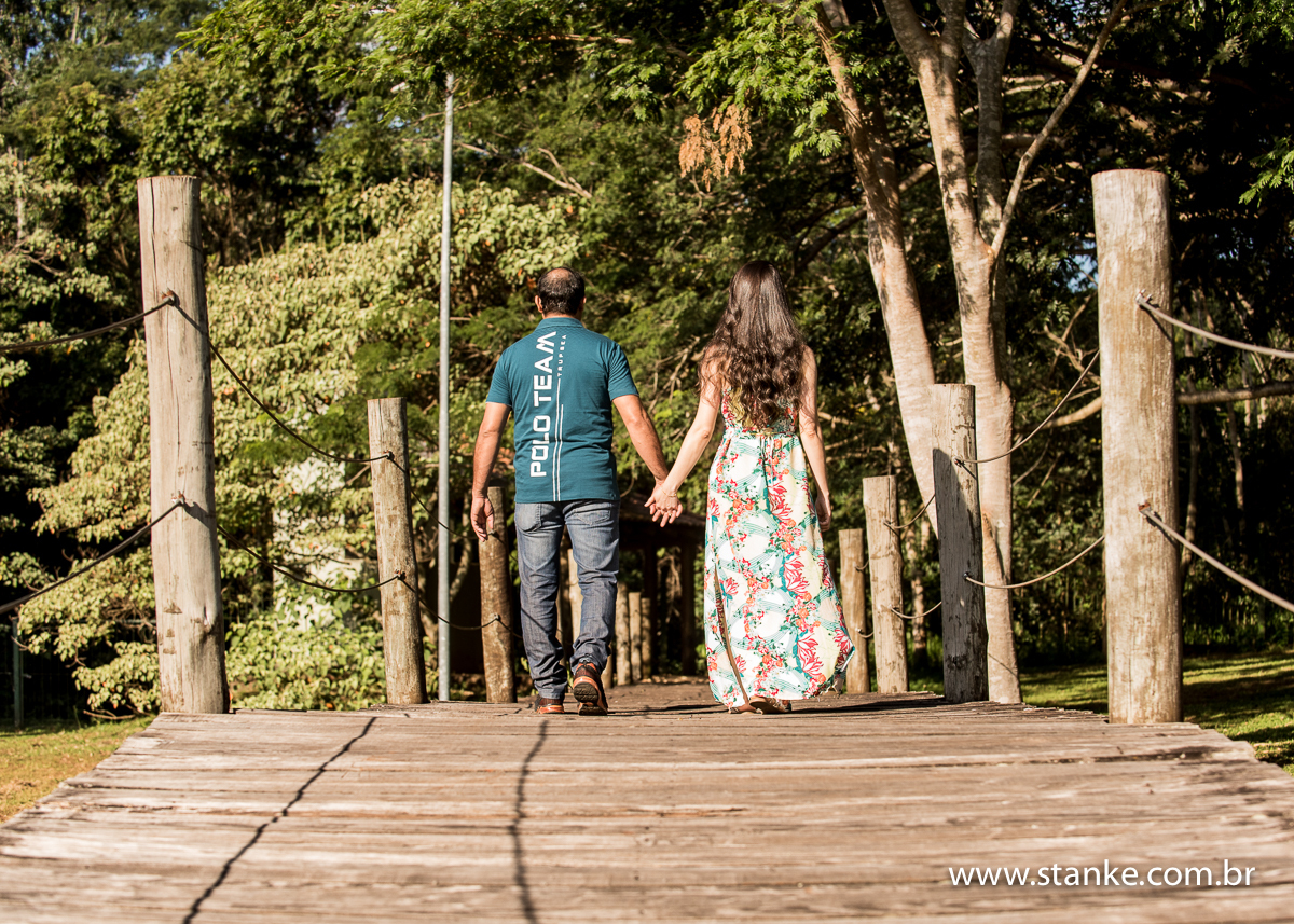 Michele e Edimar, ensaio externo, noivos de costas, caminhando. Parque das Nações Indígenas, Campo Grande-MS