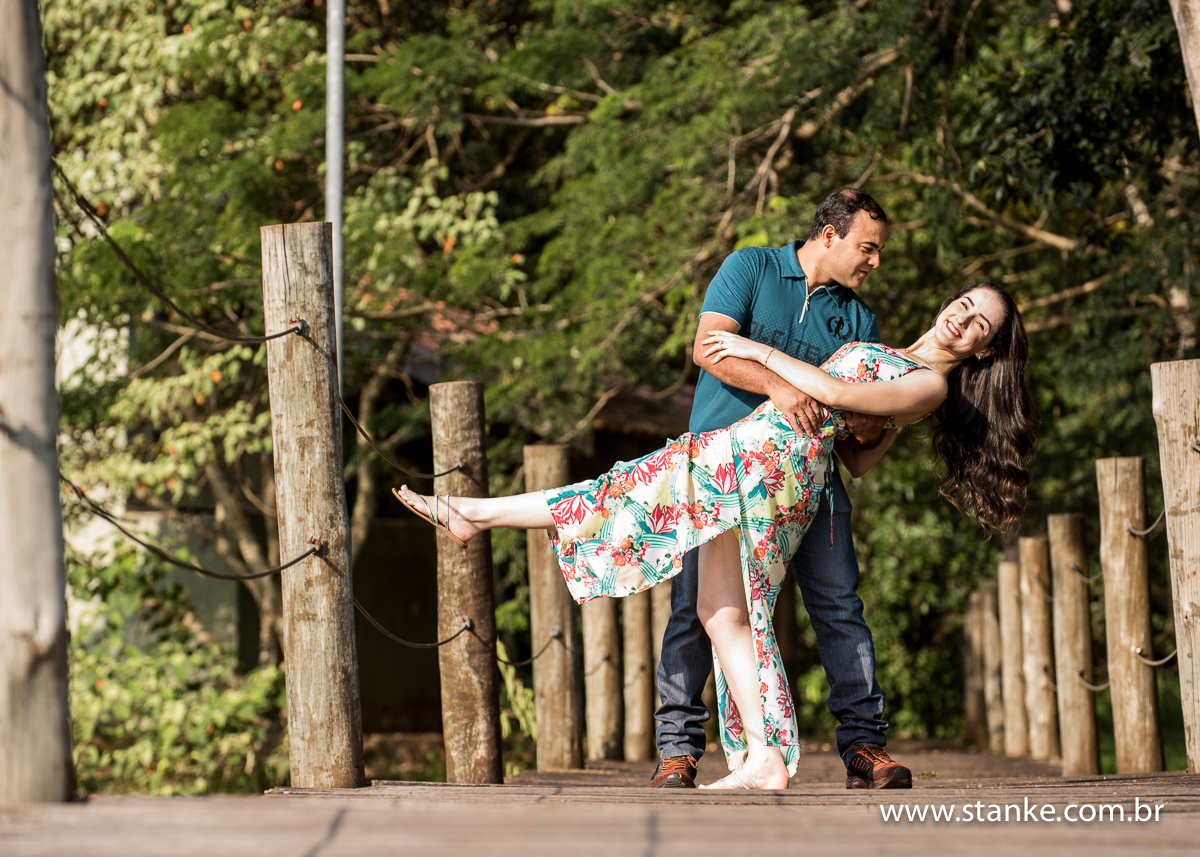 Michele e Edimar, ensaio externo, noivo inclinando a noiva. Parque das Nações Indígenas, Campo Grande-MS