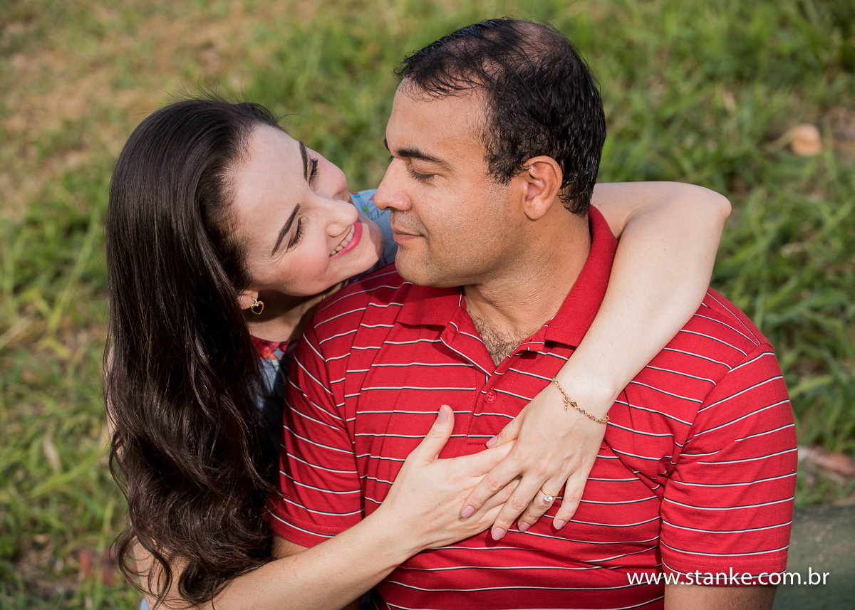 Michele e Edimar, ensaio externo, noiva abraçada pelas costas. Parque das Nações Indígenas, Campo Grande-MS