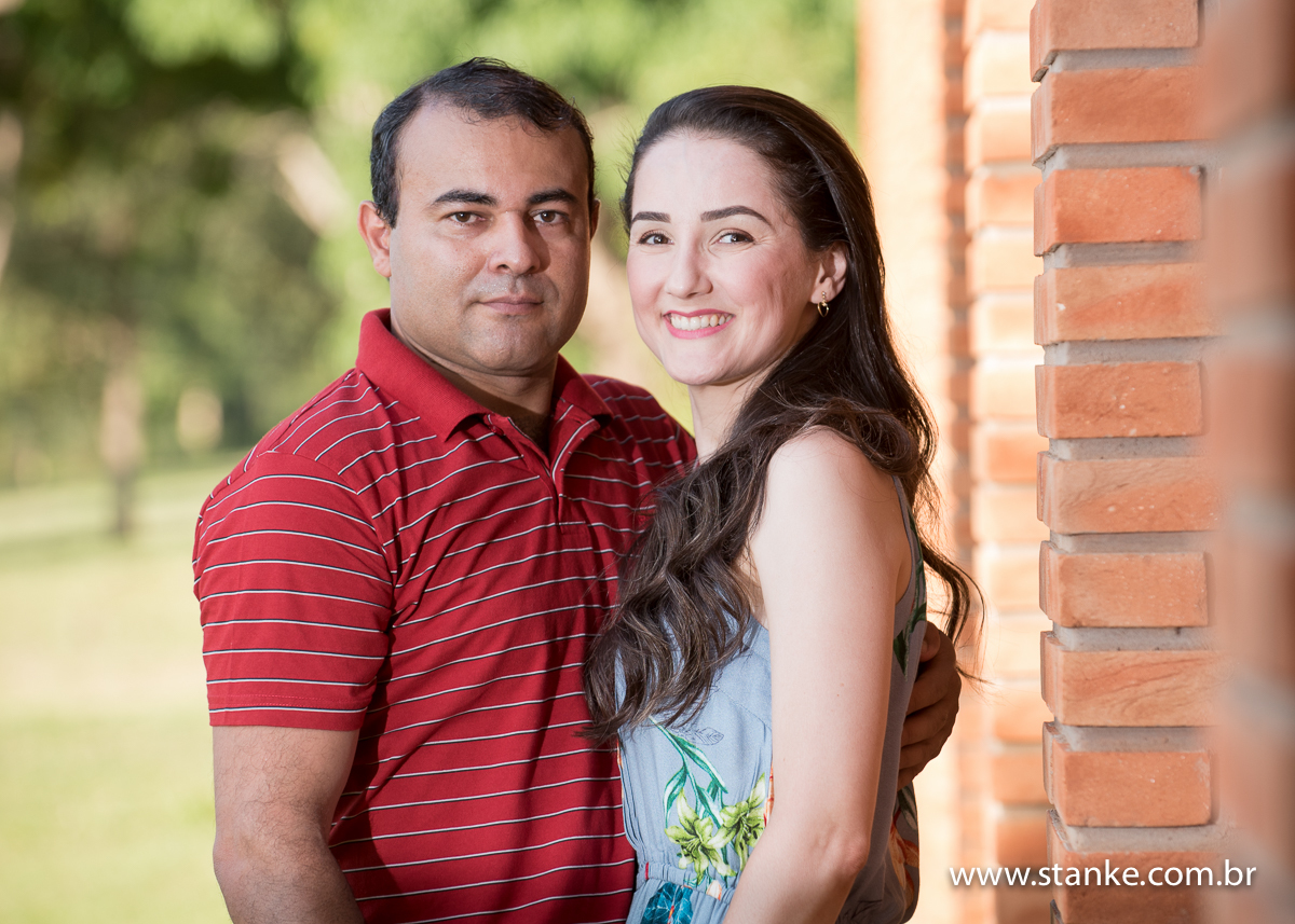 Michele e Edimar, ensaio externo, noivos junto a parede. Parque das Nações Indígenas, Campo Grande-MS