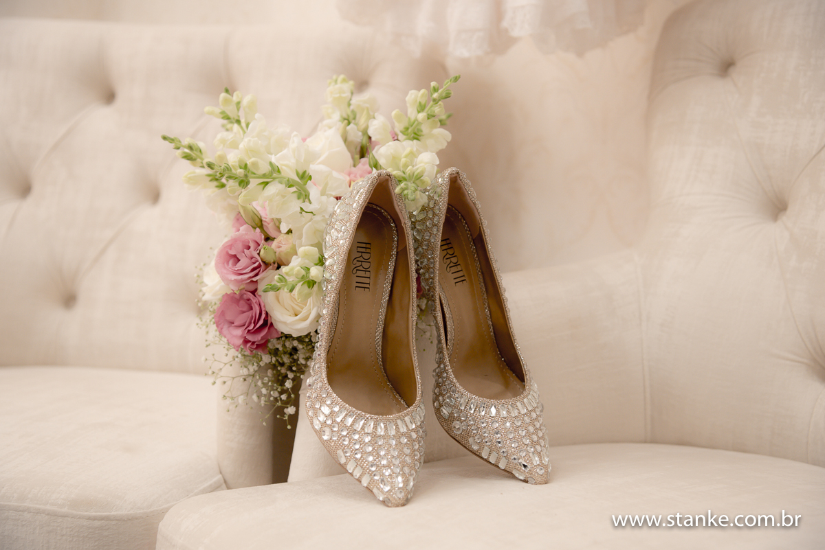 Casamento de Fernanda e Adriano, sapatos e buque, make up de Thatiane Lopes, Campo Grande-MS