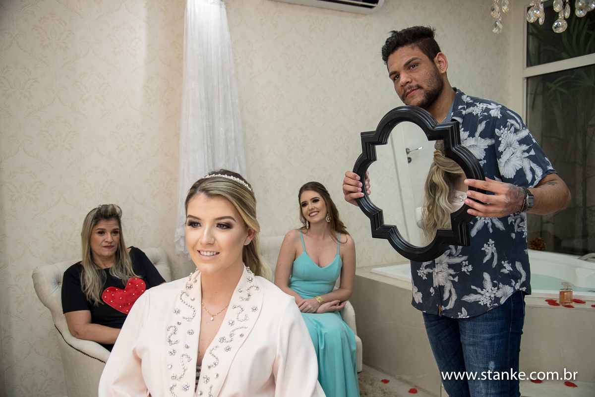 Casamento de Fernanda e Adriano, nos toques finais do cabelo, make up de Thatiane Lopes, Campo Grande-MS