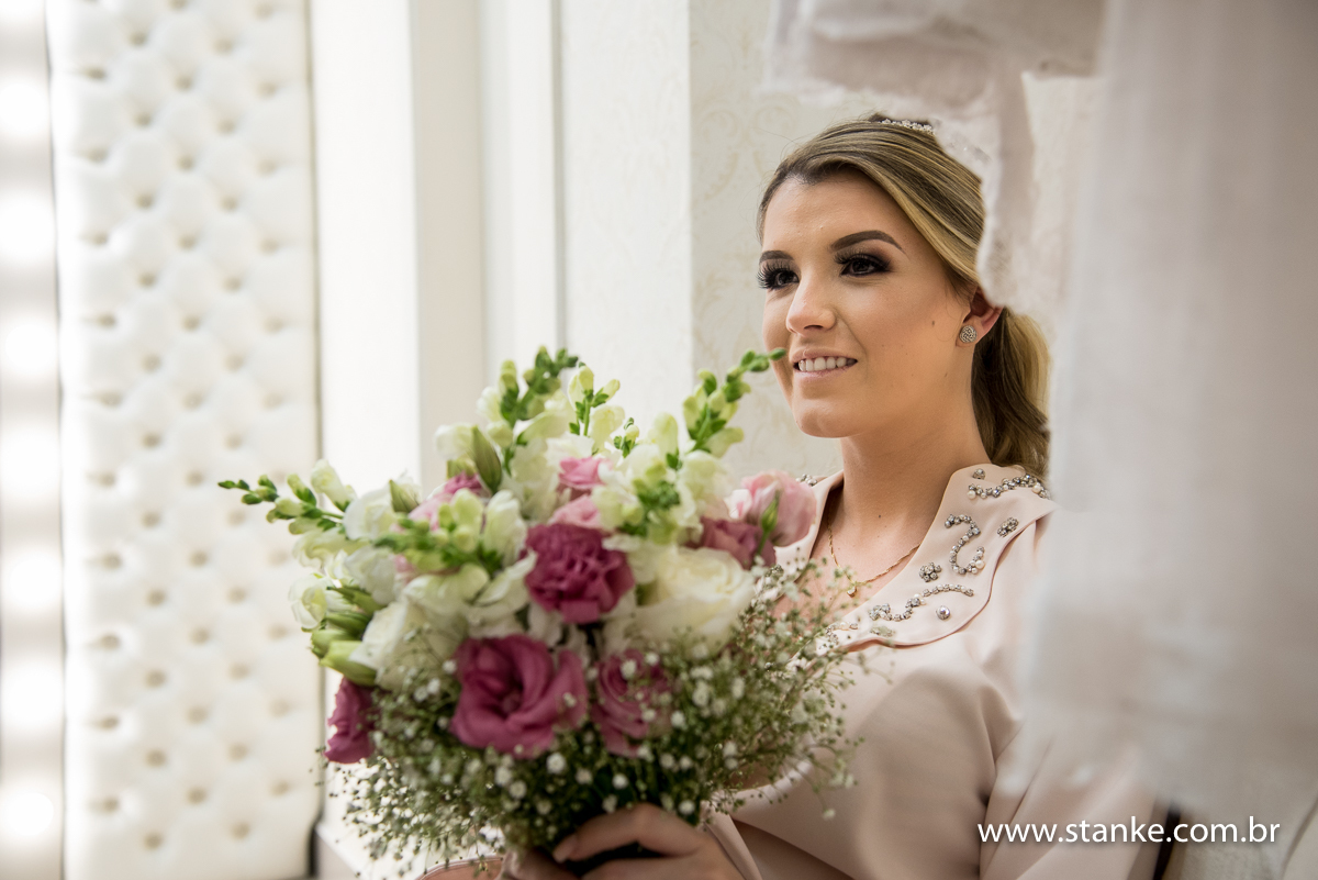 Casamento de Fernanda e Adriano, noiva e buque, make up de Thatiane Lopes, Campo Grande-MS