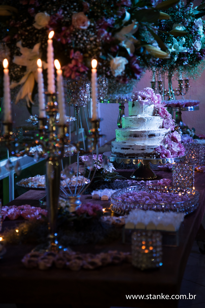 Casamento de Fernanda e Adriano, decoração mesa do bolo, make up de Thatiane Lopes, Campo Grande-MS