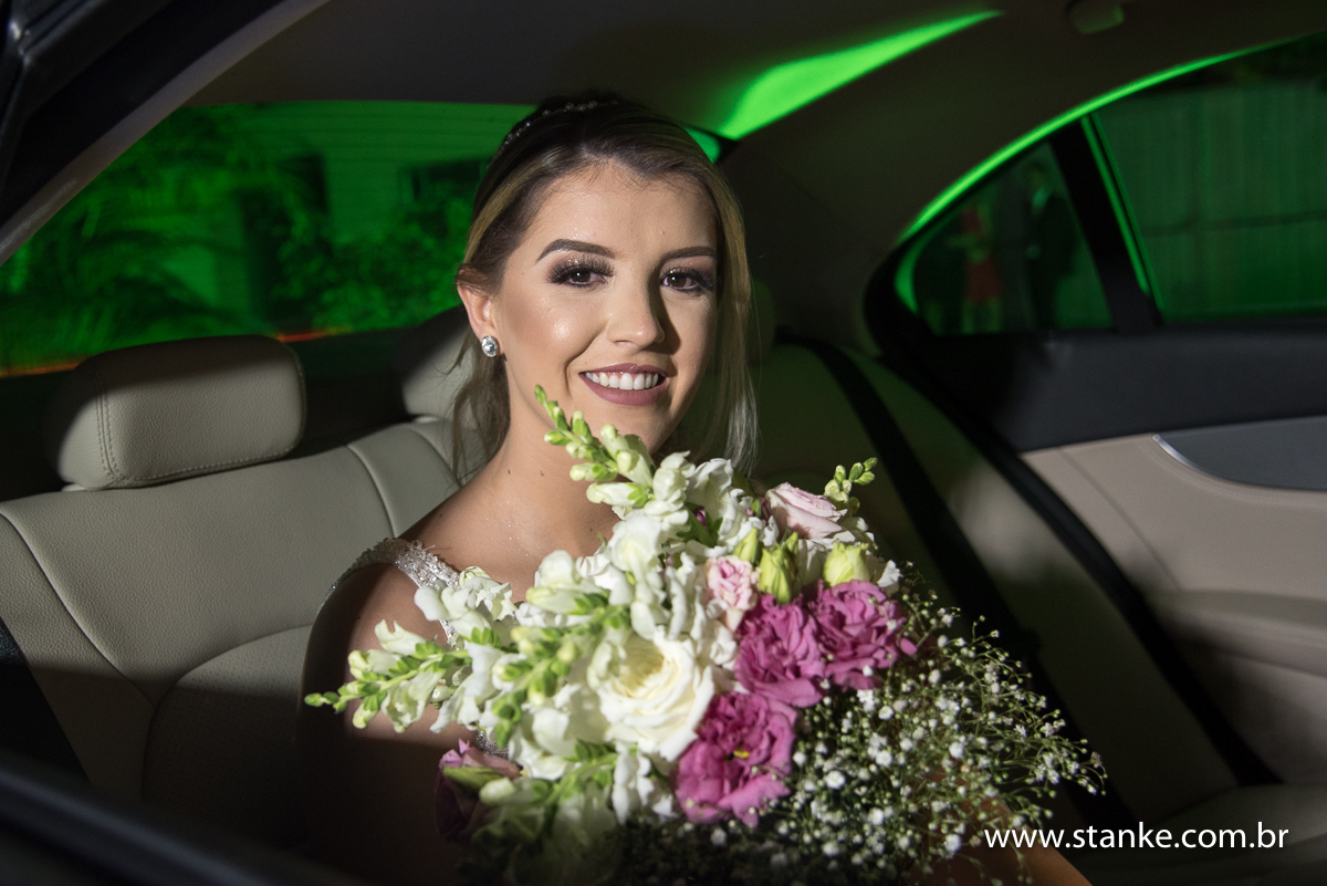 Casamento de Fernanda e Adriano, noiva no carro, Campo Grande-MS