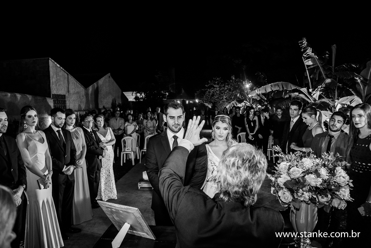 Casamento de Fernanda e Adriano, noivos sendo abençoados, Campo Grande-MS