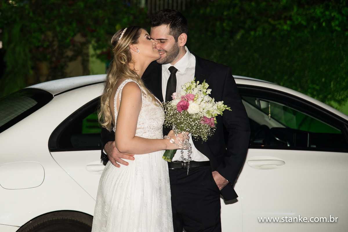 Casamento de Fernanda e Adriano, fotos externas, com chamego, do lado da mercedes, Campo Grande-MS