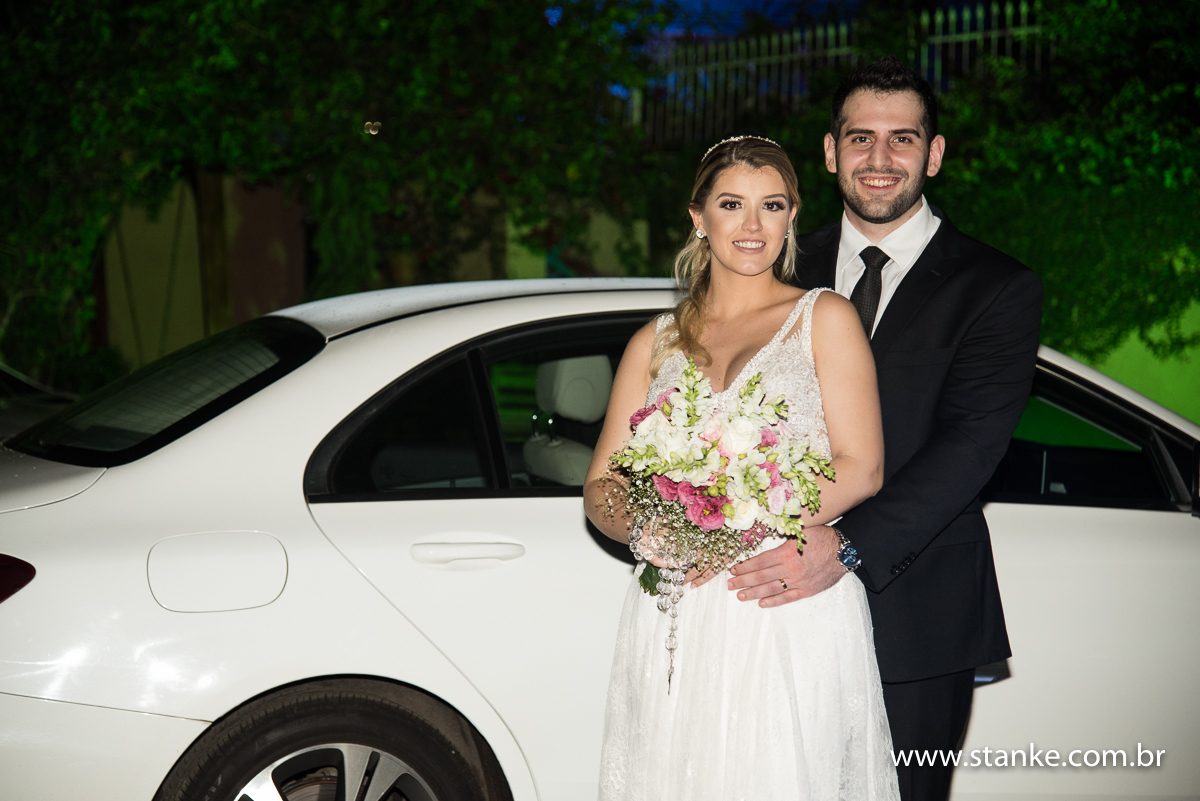 Casamento de Fernanda e Adriano, fotos externas, abraçados, do lado da mercedes, Campo Grande-MS