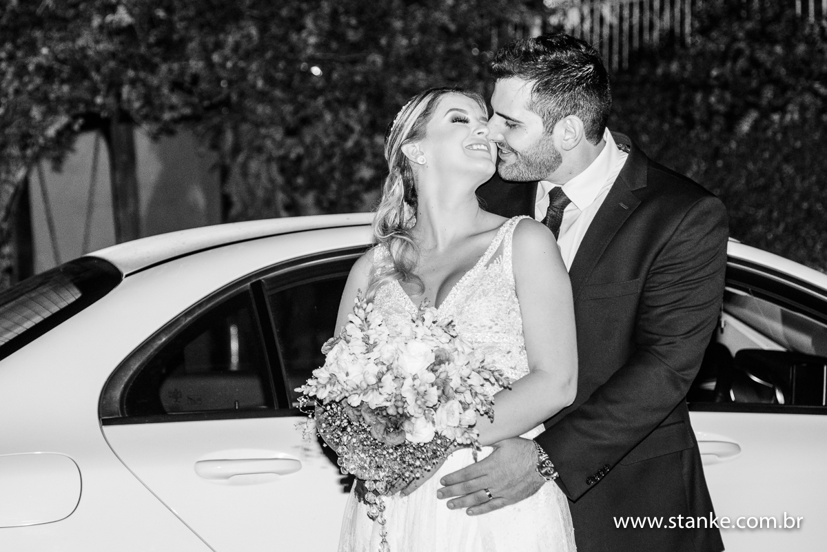 Casamento de Fernanda e Adriano, fotos externas, com chamego do noivo, do lado da mercedes, Campo Grande-MS