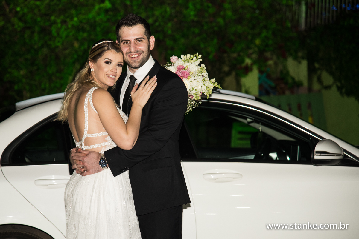 Casamento de Fernanda e Adriano, fotos externas, com abraçados com boque, do lado da mercedes, Campo Grande-MS