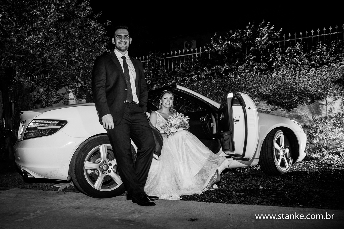 Casamento de Fernanda e Adriano, fotos externas, noiva sentada na mercedes conversivel, Campo Grande-MS