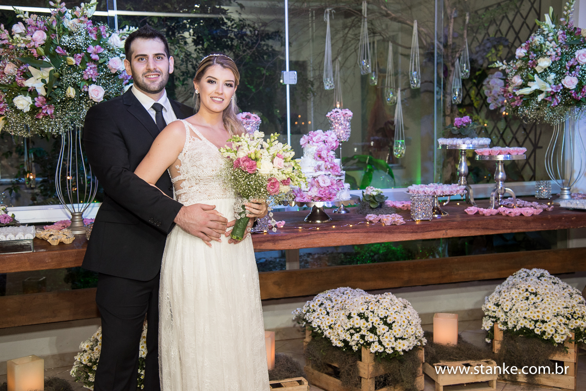 Casamento de Fernanda e Adriano, noivos na mesa do bolo com boque, Campo Grande-MS