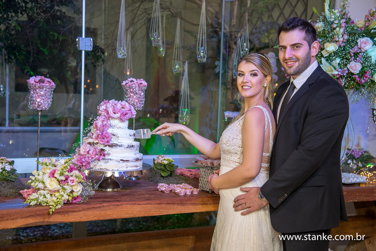 Casamento de Fernanda e Adriano, noivos cortando o bolo, Campo Grande-MS