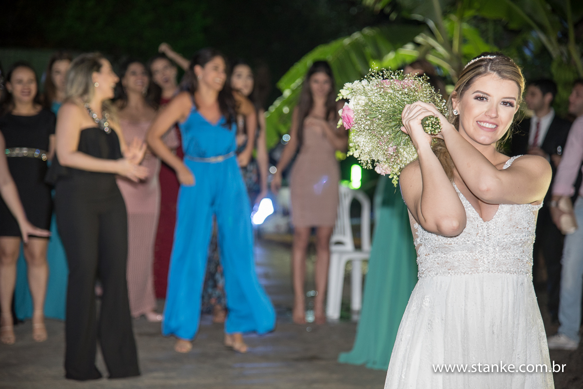 Casamento de Fernanda e Adriano, noiva posando para jogar buque, Campo Grande-MS