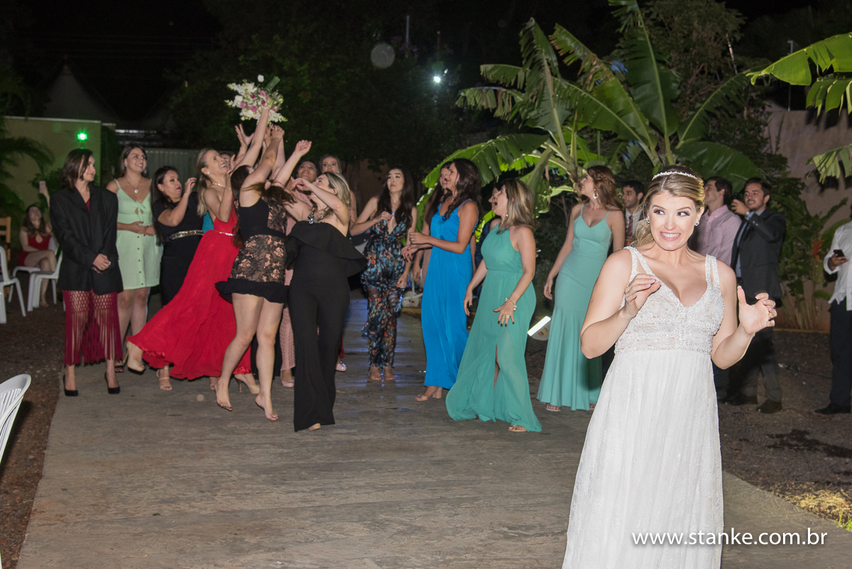 Casamento de Fernanda e Adriano, noiva jogando buque, Campo Grande-MS