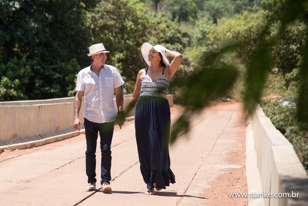 Claudete e Claudemir, ensaio externo, noivos caminhando sobre a ponte, piraputanga-ms 
