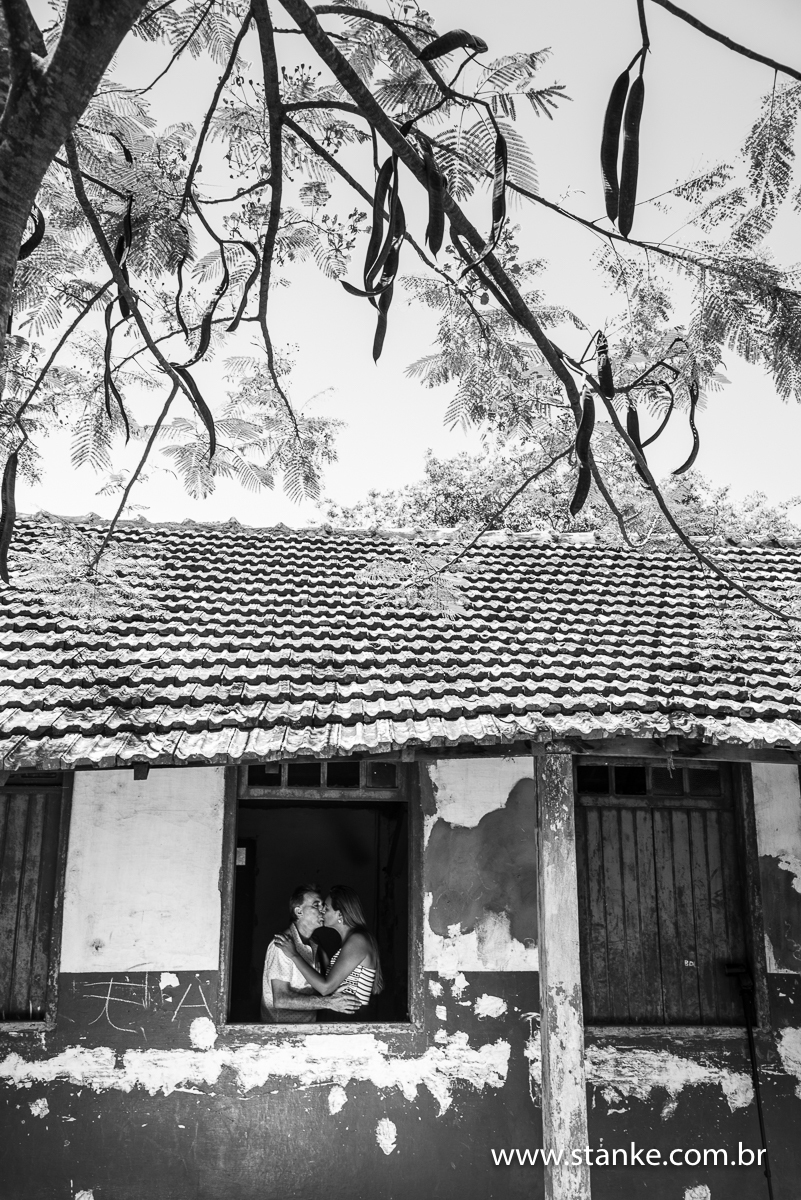 Claudete e Claudemir, ensaio externo, noivos na janela  da escola, piraputanga-ms 
