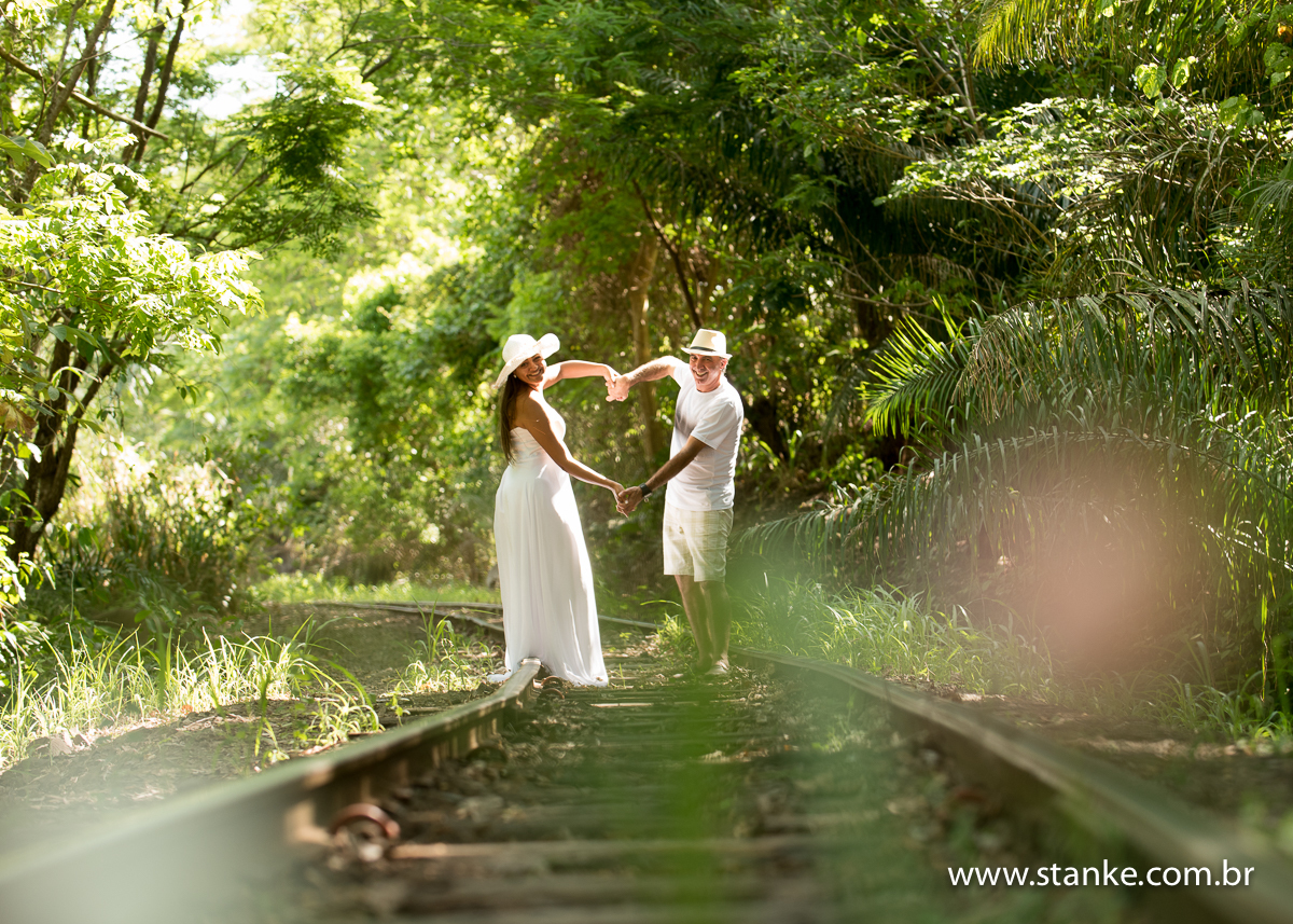 Claudete e Claudemir, ensaio externo, noivos nos trilhos, fazendo coração,, piraputanga-ms 