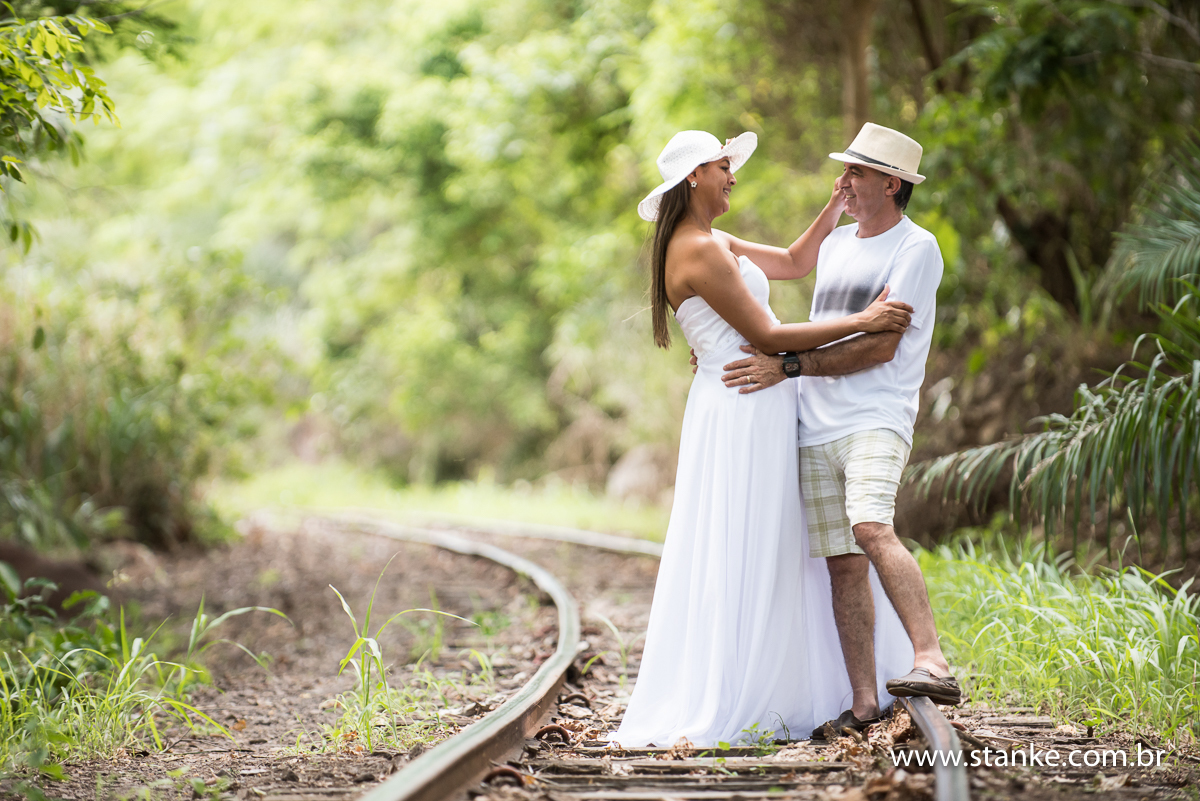 Claudete e Claudemir, ensaio externo, noivos sobre os trilhos, na curva, piraputanga-ms 