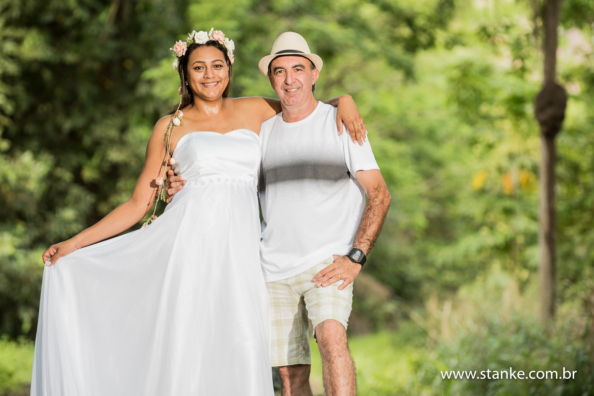 Claudete e Claudemir, ensaio externo, noivos sobre os trilhos, abrindo o vestido, piraputanga-ms 