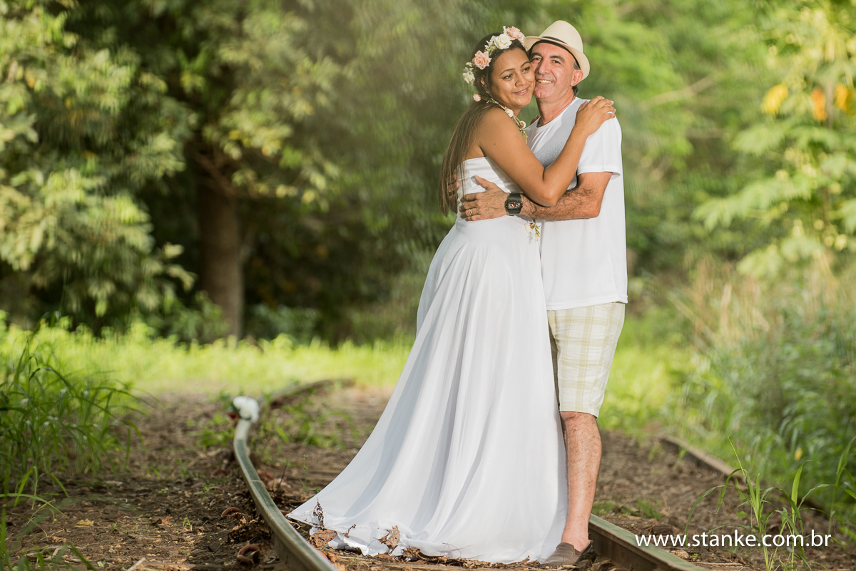 Claudete e Claudemir, ensaio externo, noivos sobre os trilhos, abraçados, piraputanga-ms 