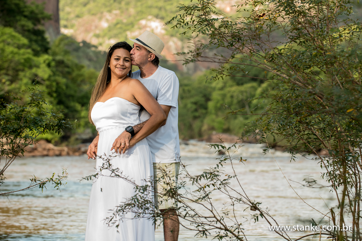 Claudete e Claudemir, ensaio externo, noivos sobre as pedras do rio aquidauana, piraputanga-ms 