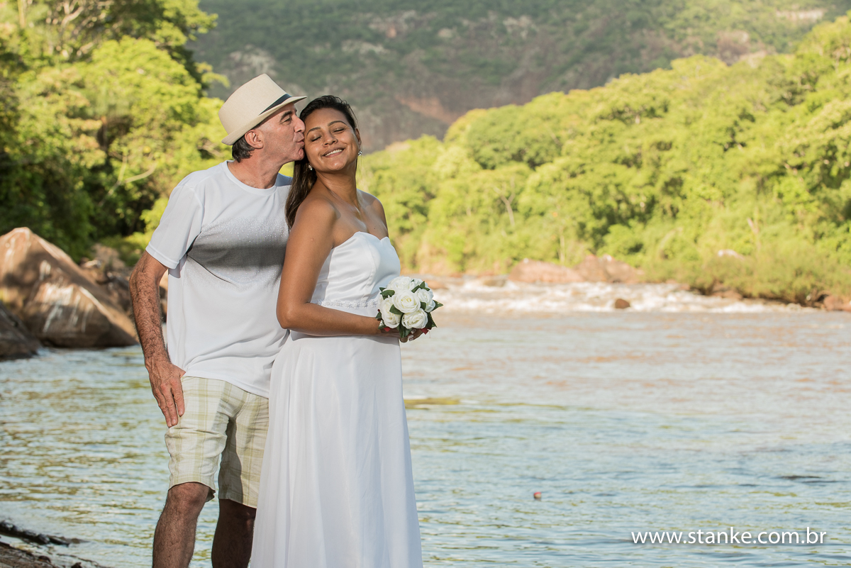 Claudete e Claudemir, ensaio externo, noivos, sobre as pedras, ao fundo rio aquidauana, piraputanga-ms 