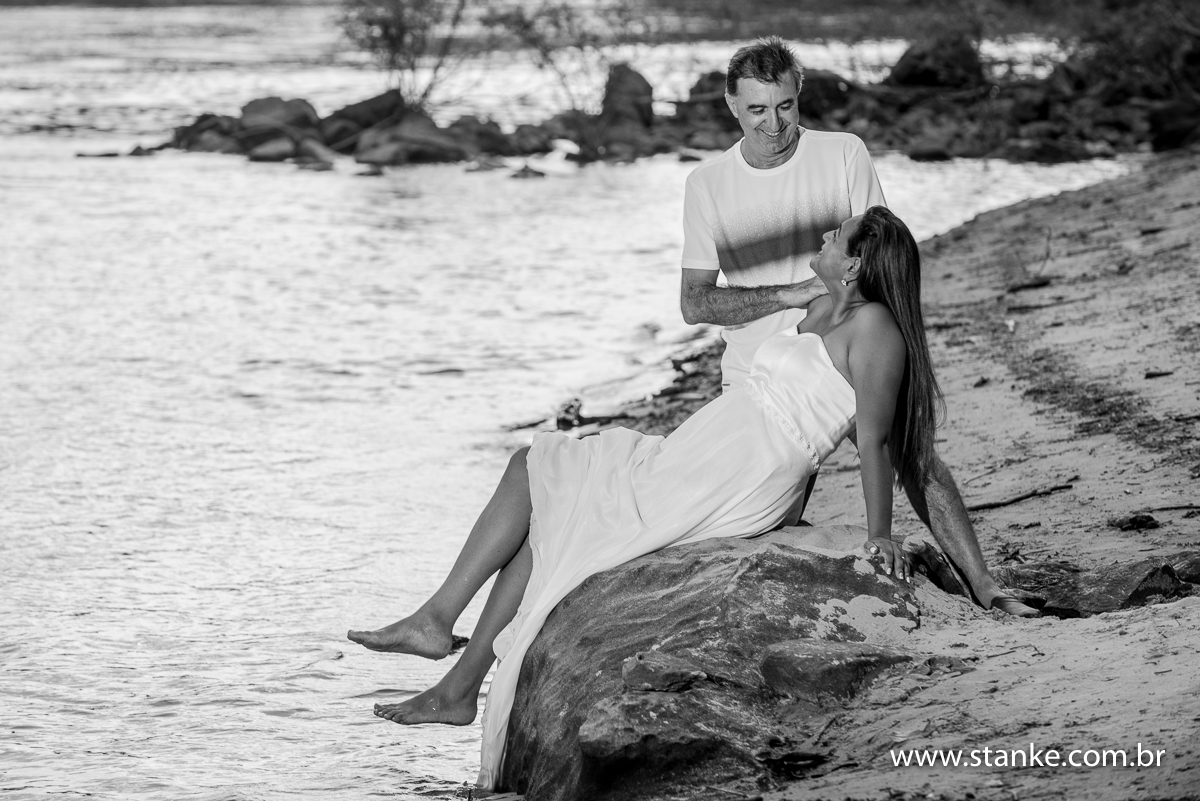 Claudete e Claudemir, ensaio externo, noivos sentados sobre as pedras, piraputanga-ms 