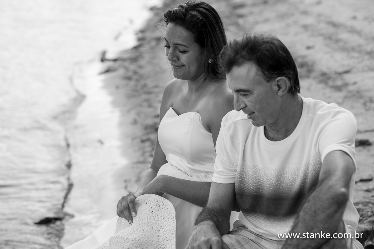 Claudete e Claudemir, ensaio externo, noivos sentados a margem do rio aquidauana, piraputanga-ms 