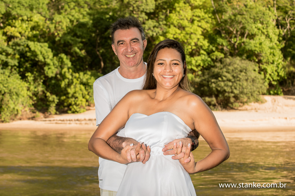 Claudete e Claudemir, ensaio externo, noivos de pe, na margem do rio aquidauna, piraputanga-ms 