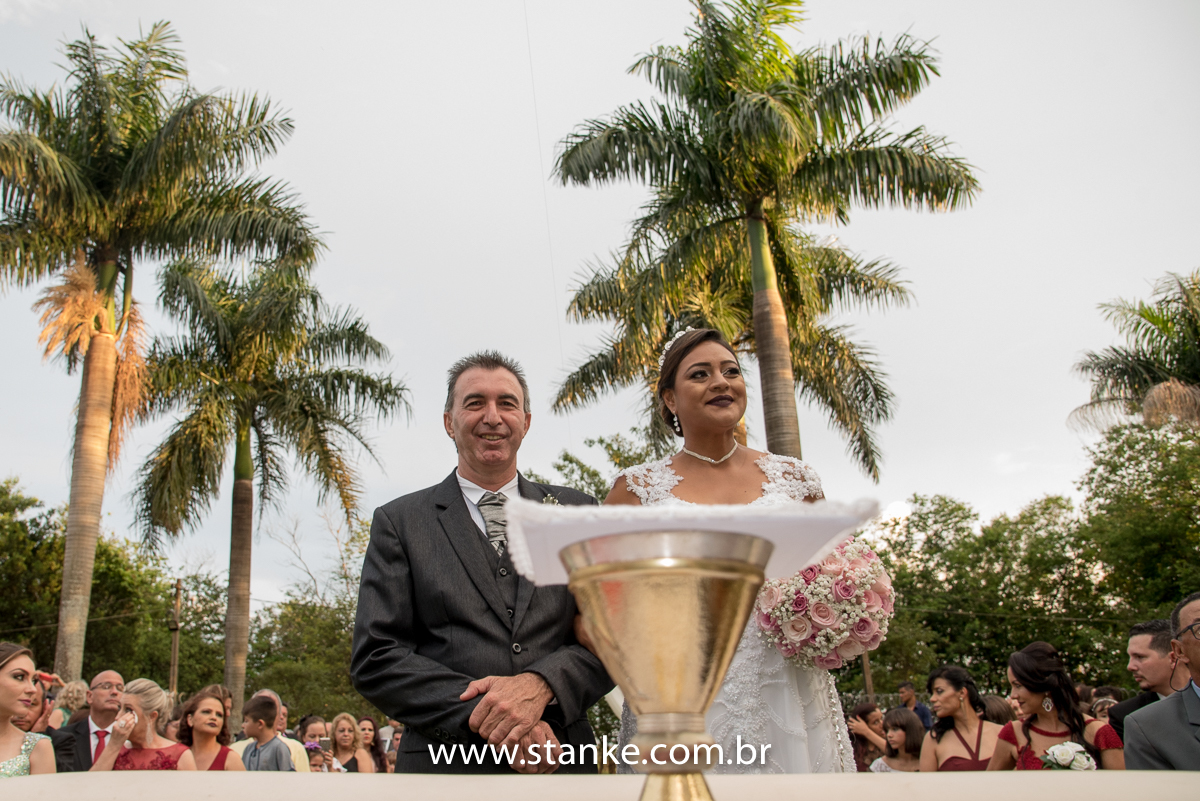 Casamento de Claudete e Claudemir, noivos no altar. Make Nanda Tavares makeup. Evento Estancia 4 estações, Campo Grande-MS