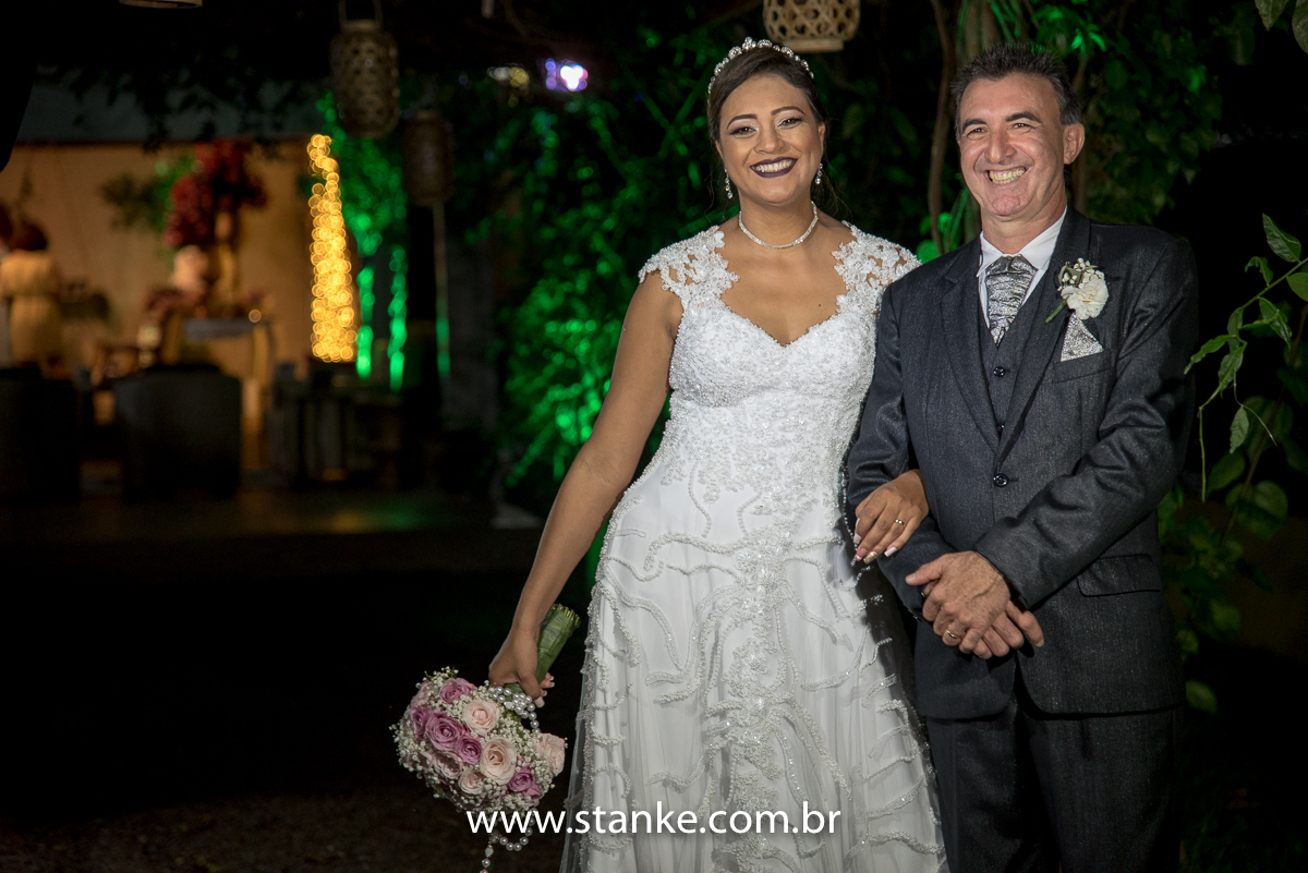 Casamento de Claudete e Claudemir, noivos no pergolado. Make Nanda Tavares makeup. Evento Estancia 4 estações, Campo Grande-MS