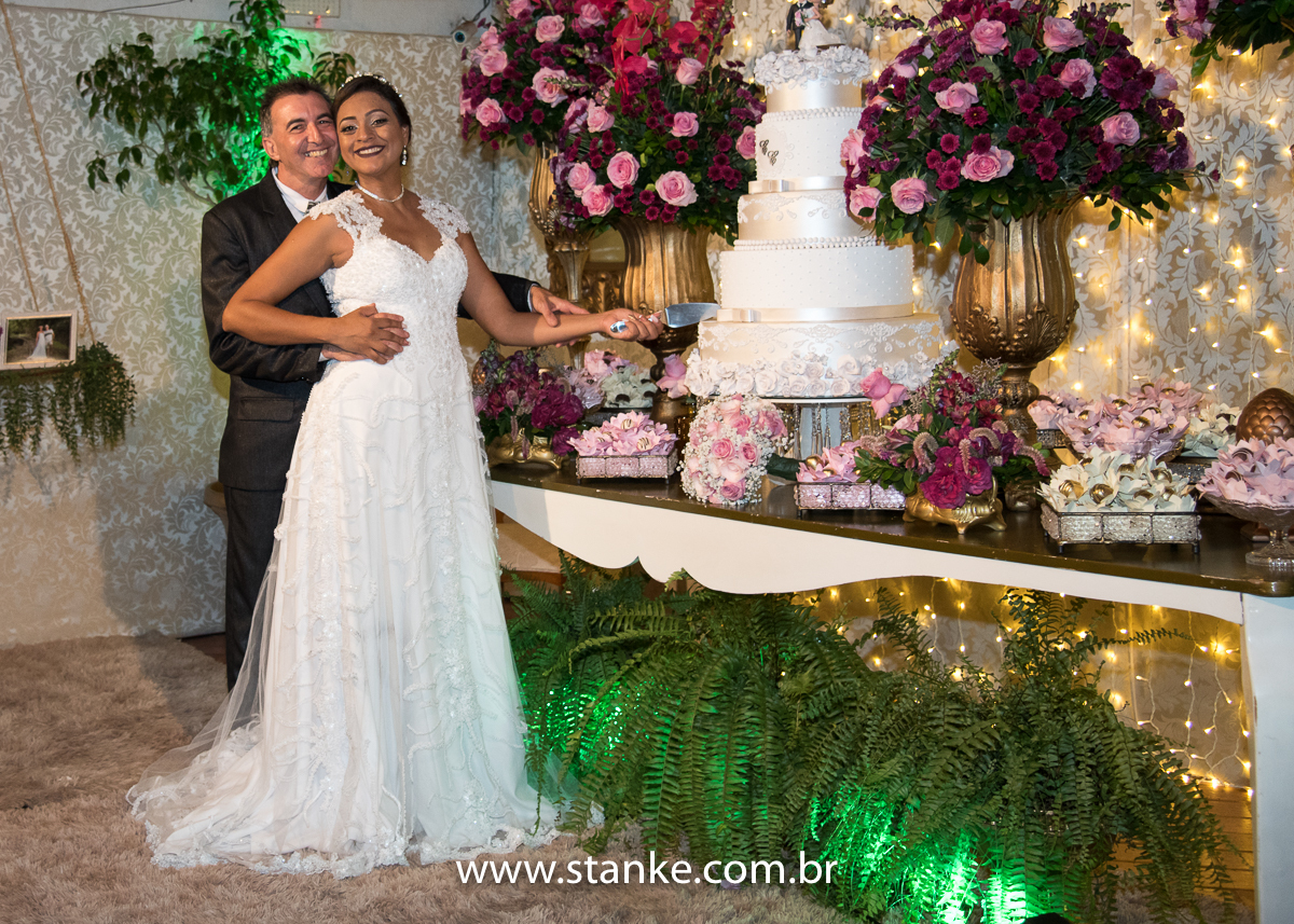 Casamento de Claudete e Claudemir, corte do bolo. Make Nanda Tavares makeup. Evento Estancia 4 estações, Campo Grande-MS