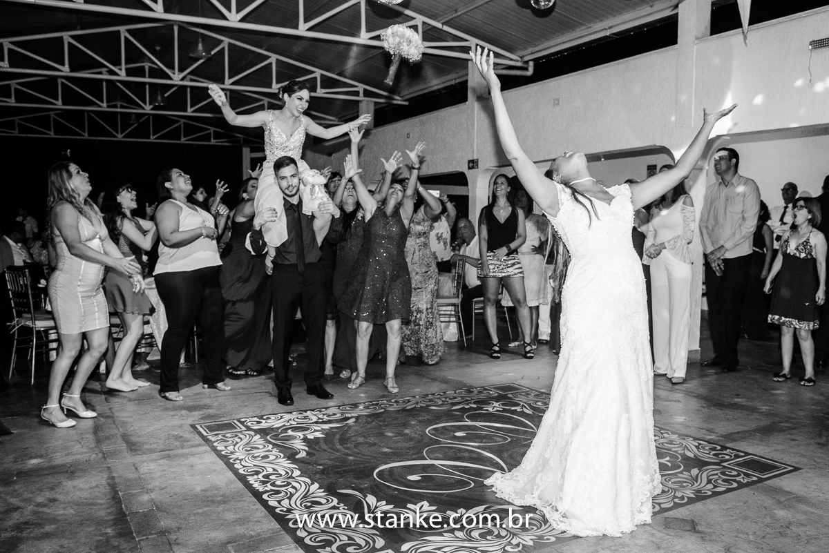 Casamento de Claudete e Claudemir, noiva jogando o buque. Make Nanda Tavares makeup. Evento Estancia 4 estações, Campo Grande-MS