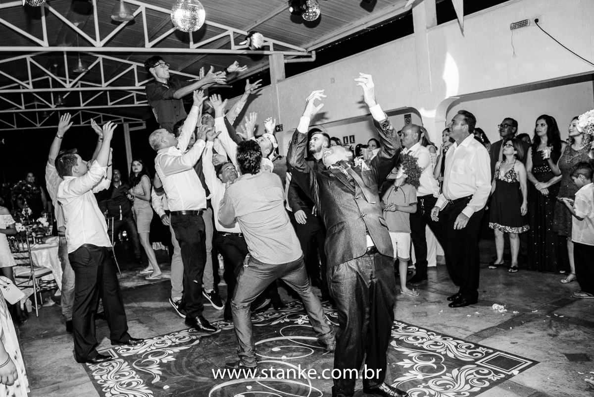 Casamento de Claudete e Claudemir, noivo jogando a bomba. Make Nanda Tavares makeup. Evento Estancia 4 estações, Campo Grande-MS