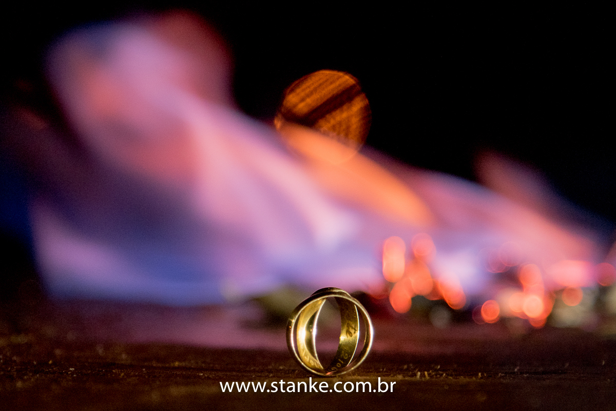 Casamento de Claudete e Claudemir, alianças com fogo. Make Nanda Tavares makeup. Evento Estancia 4 estações, Campo Grande-MS