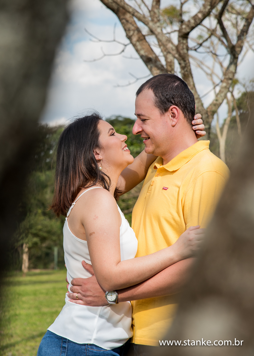 Liliane e Leonardo, ensaio externo, noivos entre as arvores, parque das nações indígena, Campo Grande-ms 