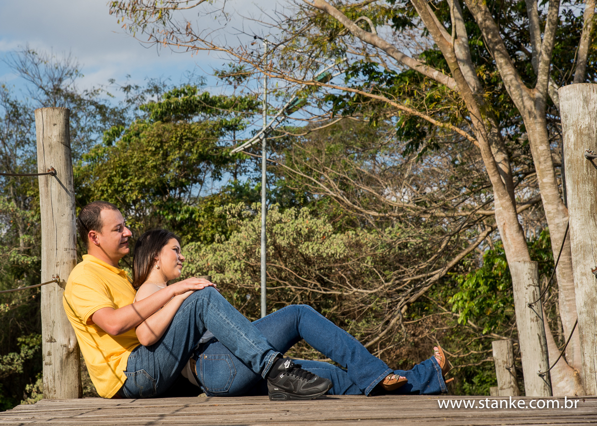 Liliane e Leonardo, ensaio externo, noivos sentados na passarela, parque das nações indígena, Campo Grande-ms 