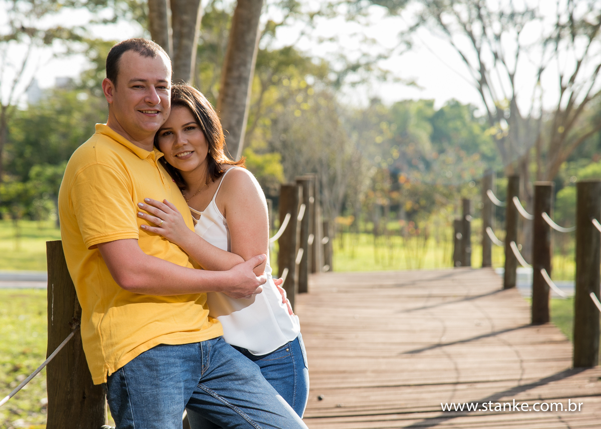 Liliane e Leonardo, ensaio externo, noivos abraçados na passarela, parque das nações indígena, Campo Grande-ms 