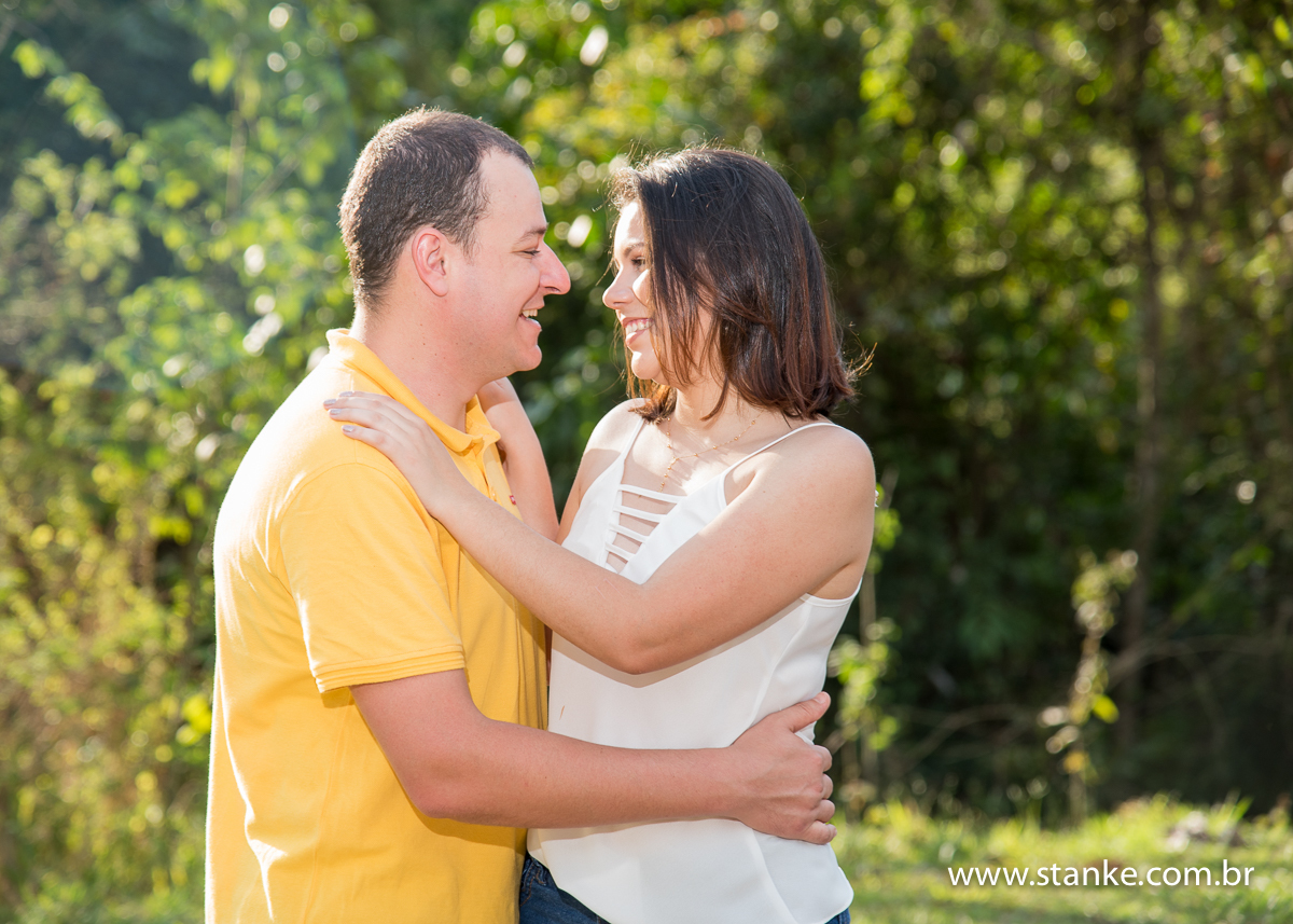 Liliane e Leonardo, ensaio externo, noivos se olhando, parque das nações indígena, Campo Grande-ms 