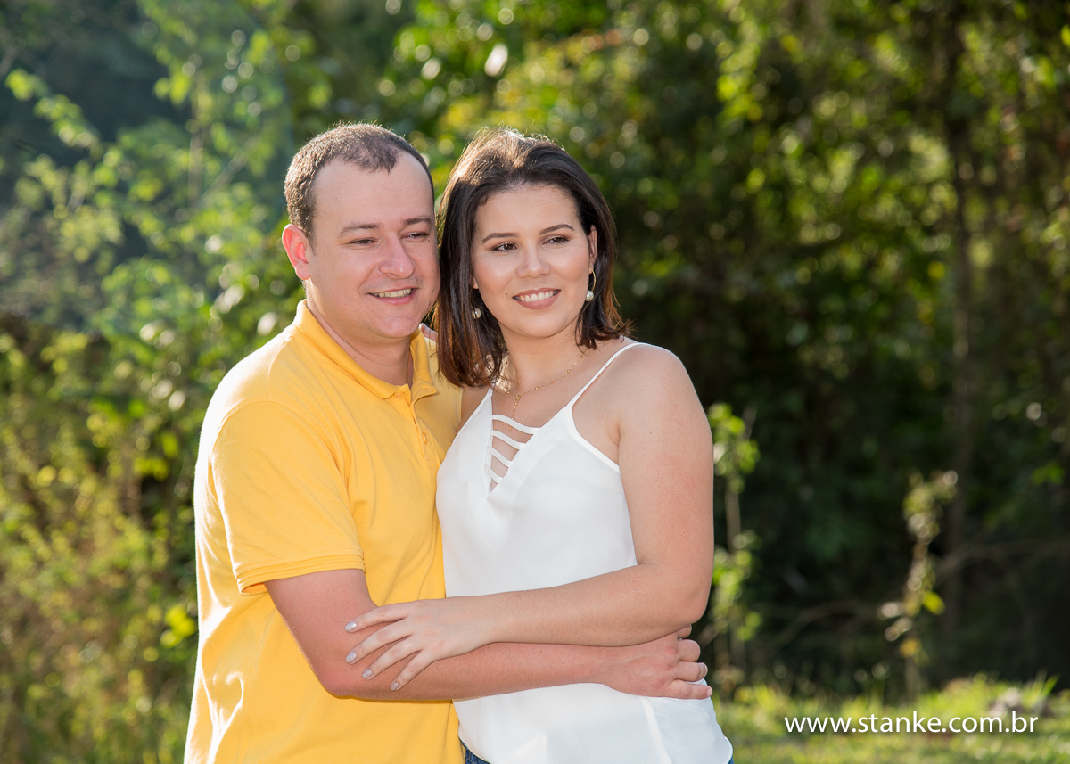 Liliane e Leonardo, ensaio externo, noivos abraçados de lado, parque das nações indígena, Campo Grande-ms 