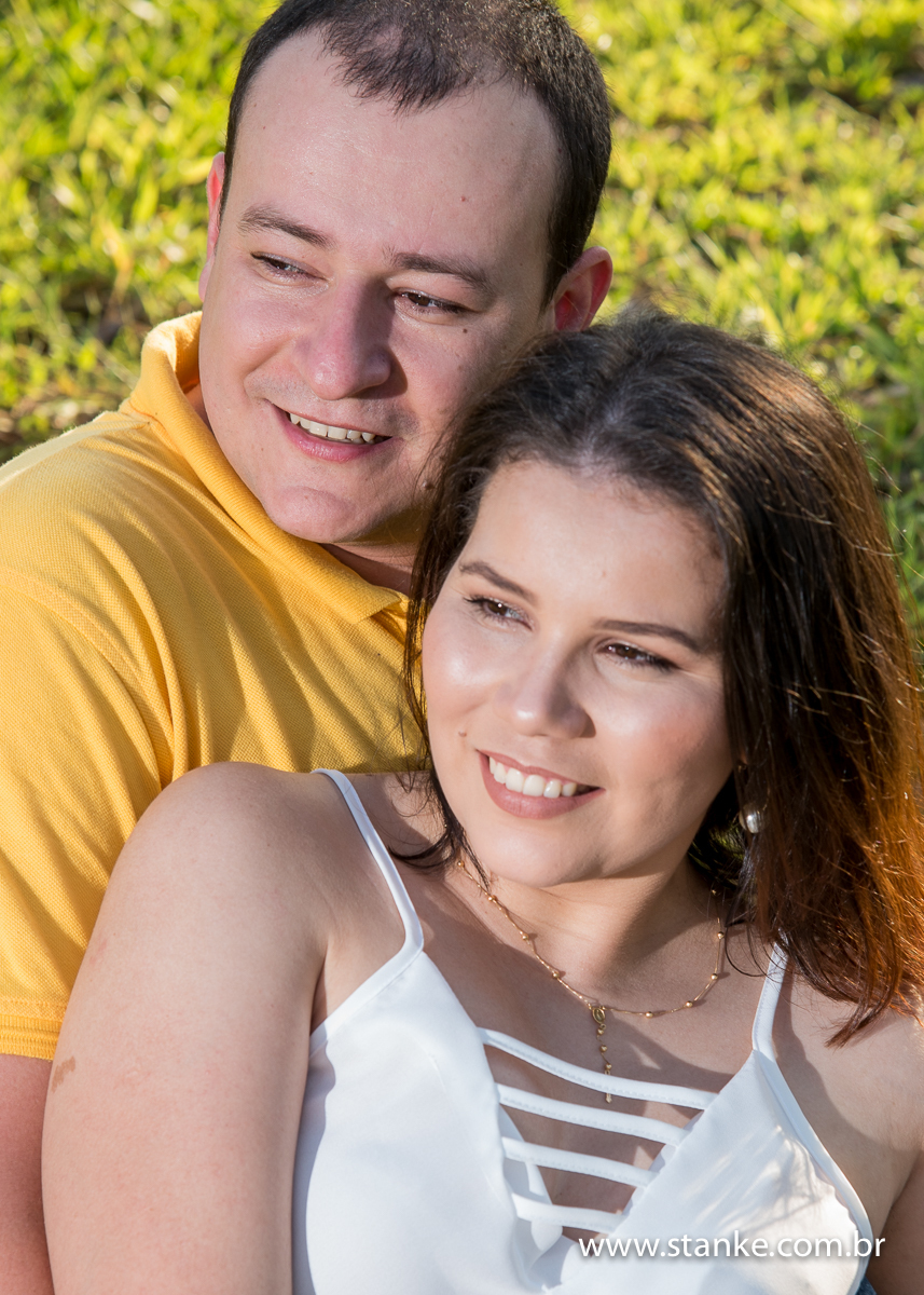 Liliane e Leonardo, ensaio externo, noivos abraçados close, parque das nações indígena, Campo Grande-ms 