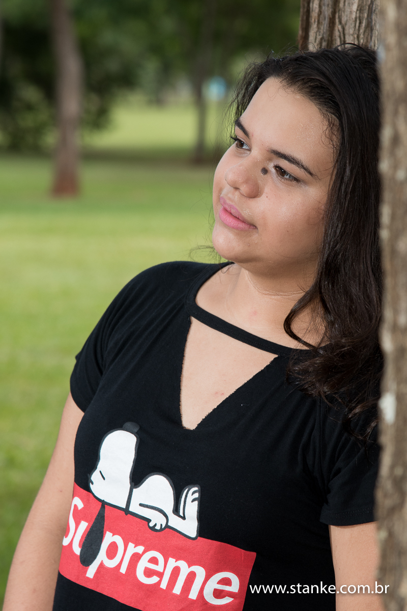 Sofia 15 anos, aniversariante, ensaio externo, encostada na arvore, parque nações indígenas, Campo Grande-ms
