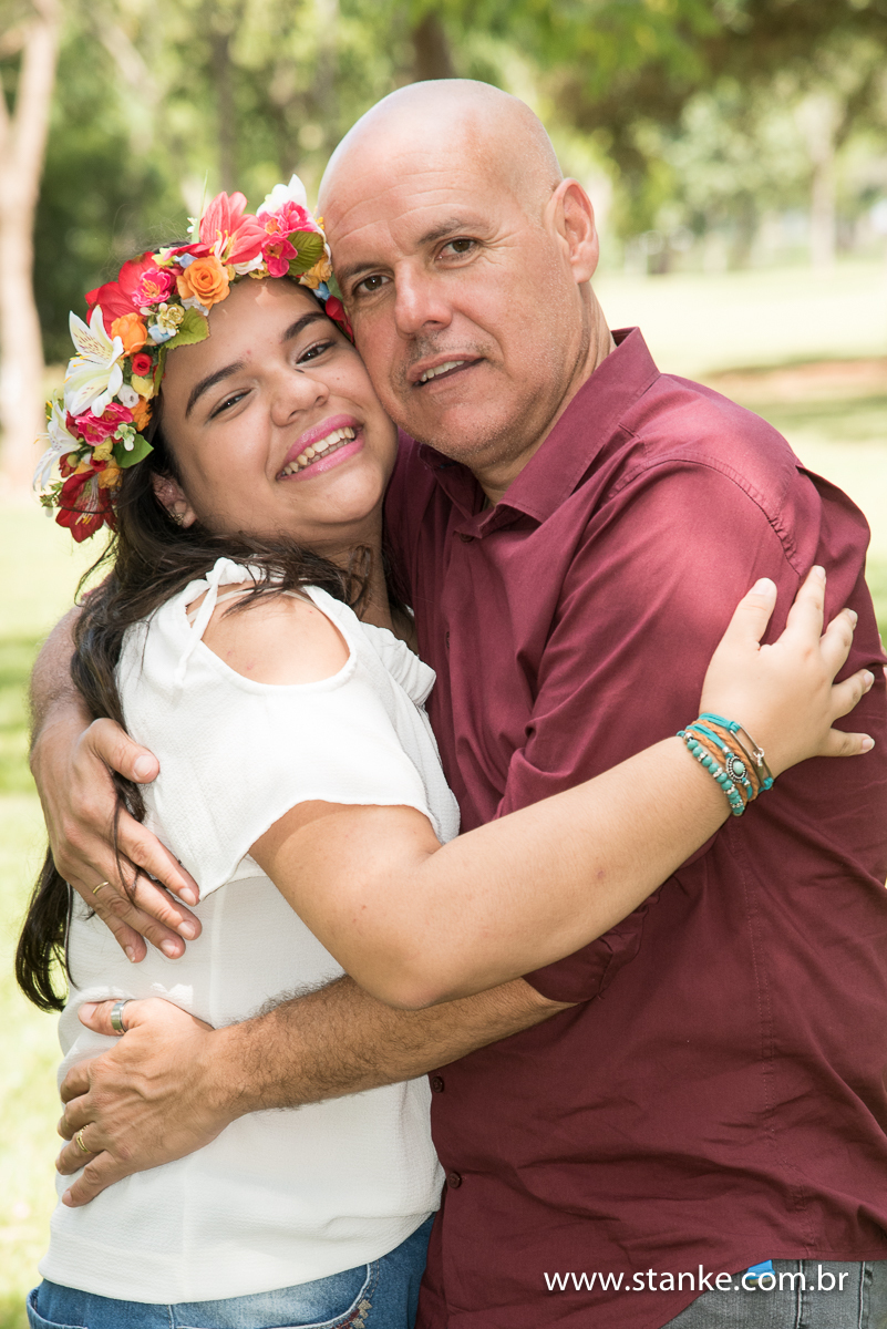 Sofia 15 anos, aniversariante, ensaio externo, abraçada com o pai, parque nações indígenas, Campo Grande-ms