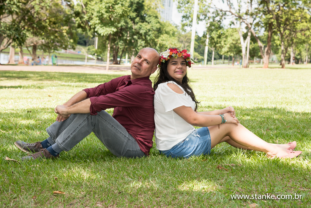 Sofia 15 anos, aniversariante, ensaio externo, senta de costas com o pai, parque nações indígenas, Campo Grande-ms