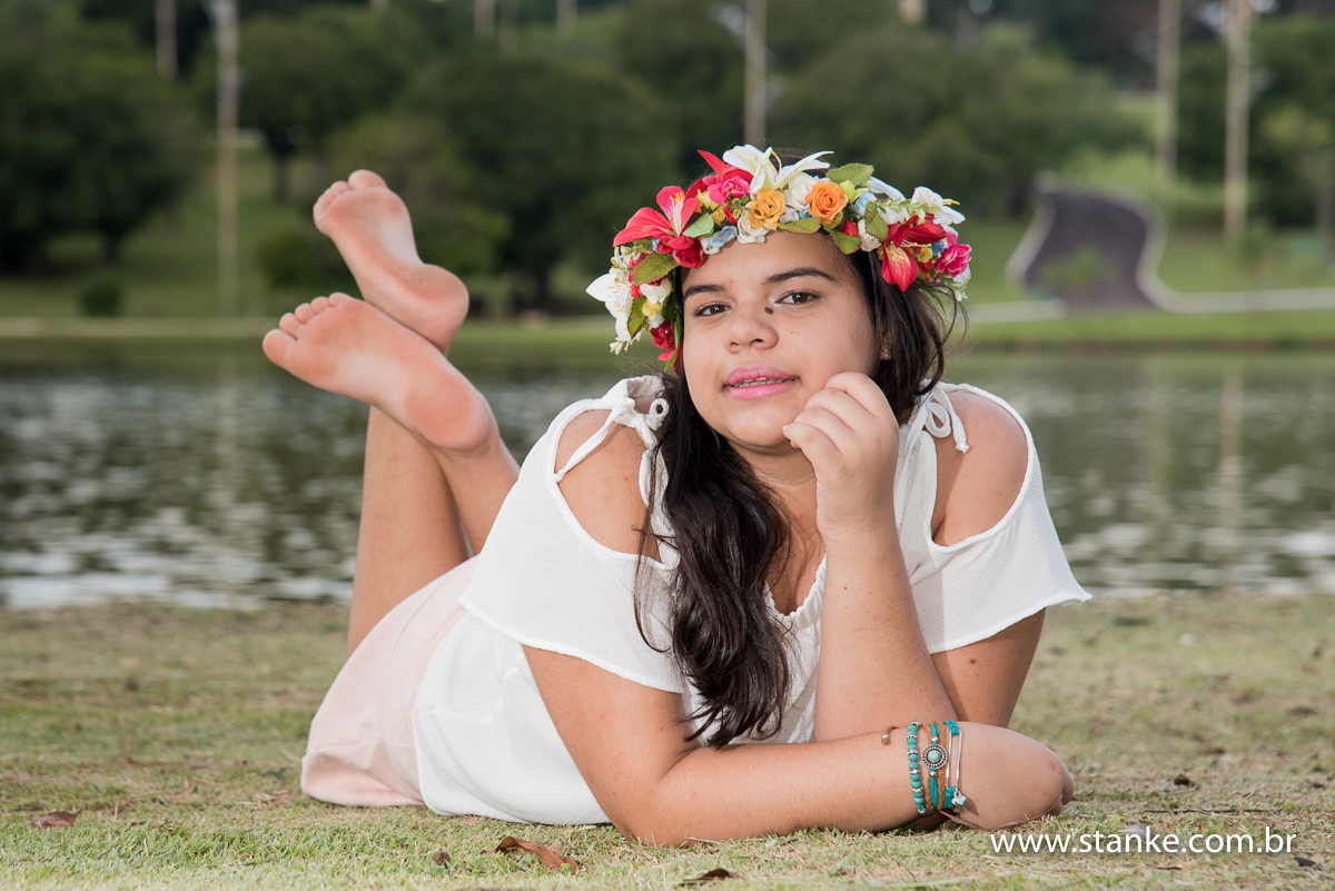 Sofia 15 anos, aniversariante, ensaio externo, deitada na grama, parque nações indígenas, Campo Grande-ms