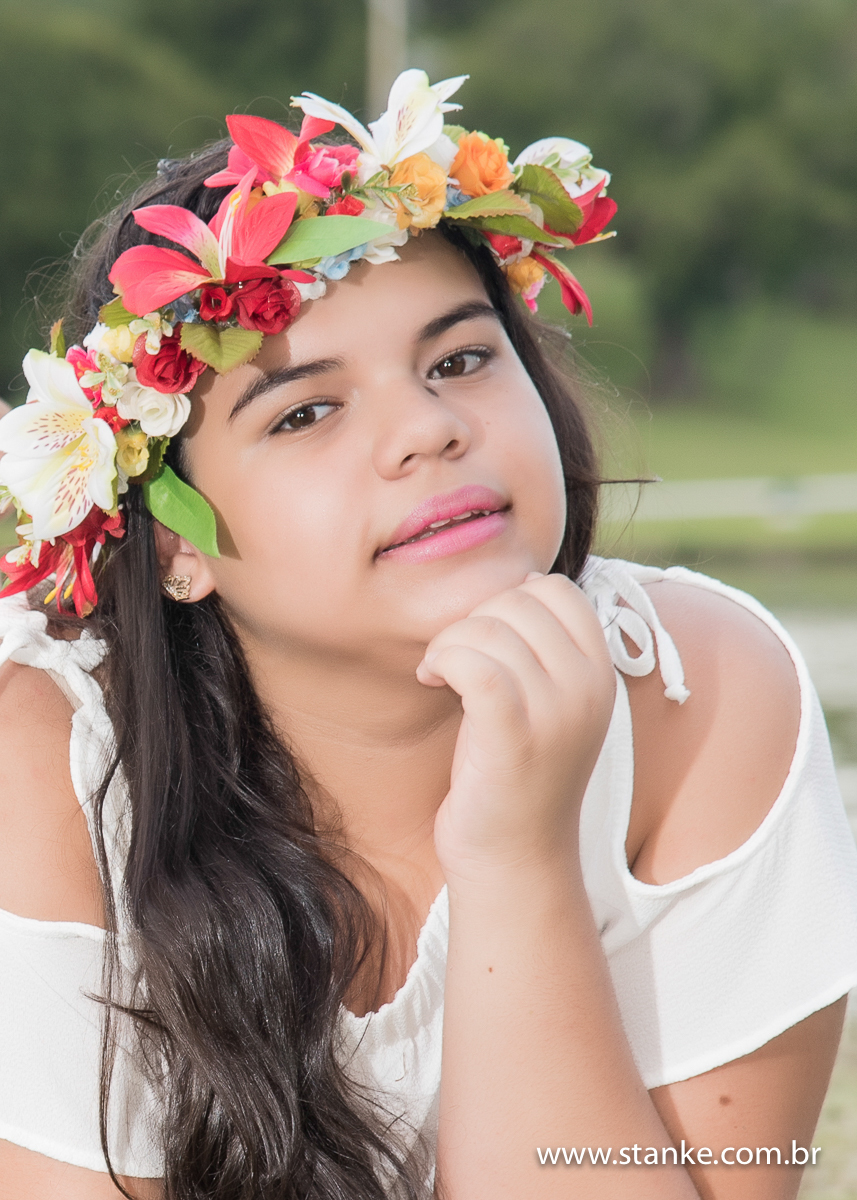 Sofia 15 anos, aniversariante, ensaio externo, deitada na grama close, parque nações indígenas, Campo Grande-ms