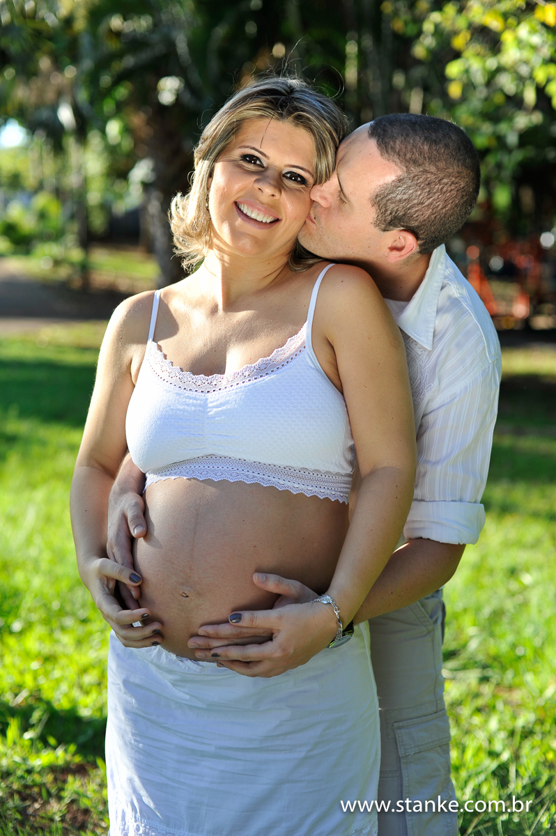 Adriana e Leandro, pai abraçando por trás, ensaio gestante, Parque Itanhangá,  Campo Grande-MS