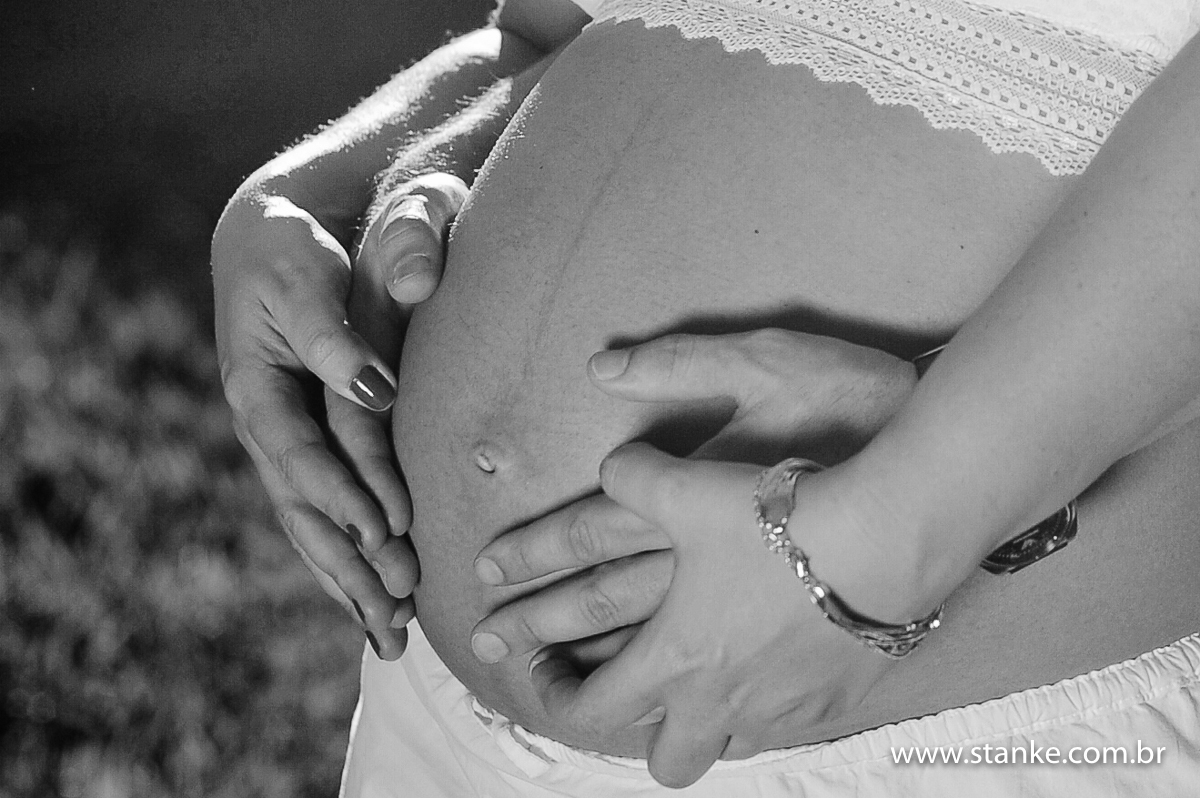 Adriana e Leandro, mãos dos pais abraçando por trás, ensaio gestante, Parque Itanhangá,  Campo Grande-MS